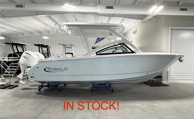 2025 Robalo R257 Ice Blue 